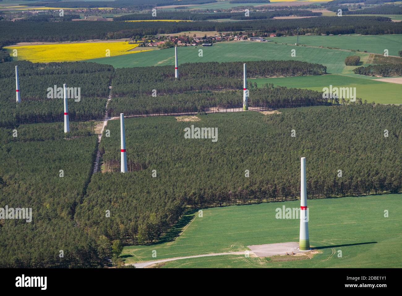 Area di cantiere di turbine eoliche in una foresta e sul campo, - solo le torri sono costruite - vista aerea Foto Stock Area di cantiere di turbine eoliche in una foresta e sul campo, - solo le torri sono costruite - vista aerea Foto Stock