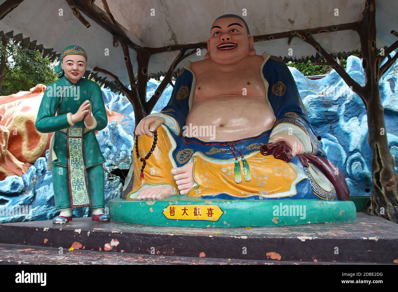 statua di un buddha cinese a haw par villa in singapore Foto Stock