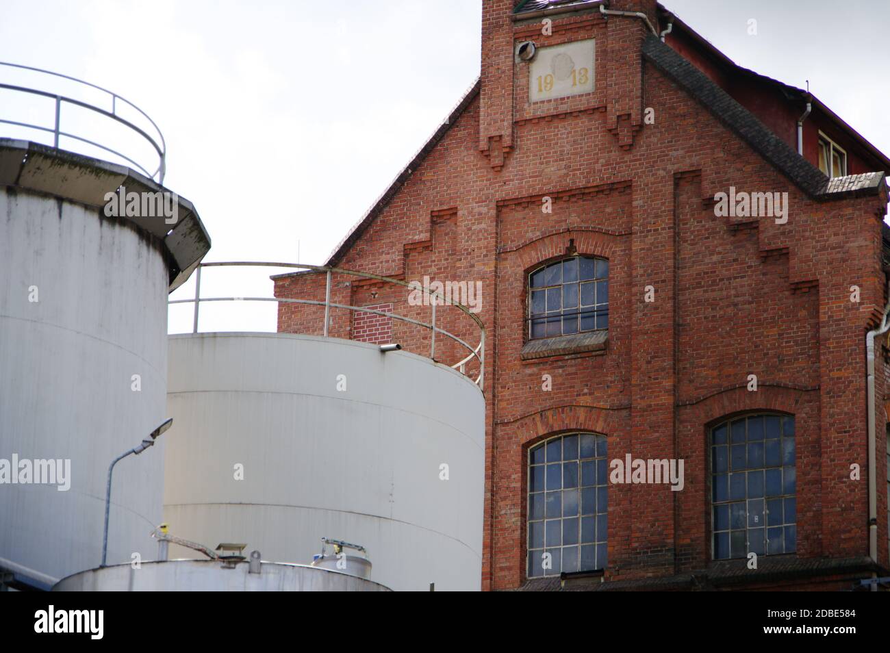 Impianto chimico con produzione moderna e vecchio edificio in mattoni Foto Stock