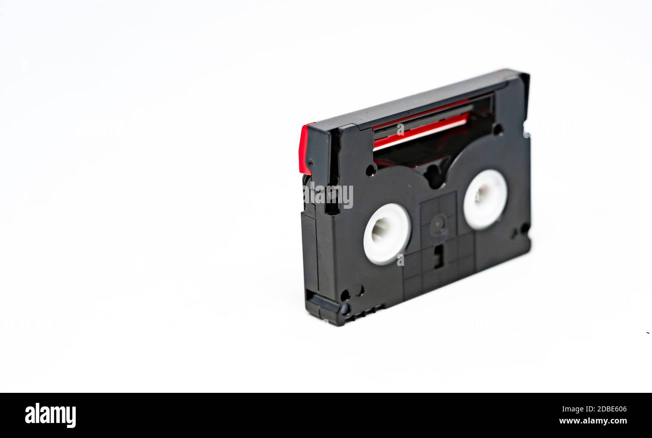 Vista laterale di una videocassetta in formato Mini DV isolata su sfondo bianco. Le cassette MiniDV, erano state destinate all'uso amatoriale, ma sono diventate acce Foto Stock