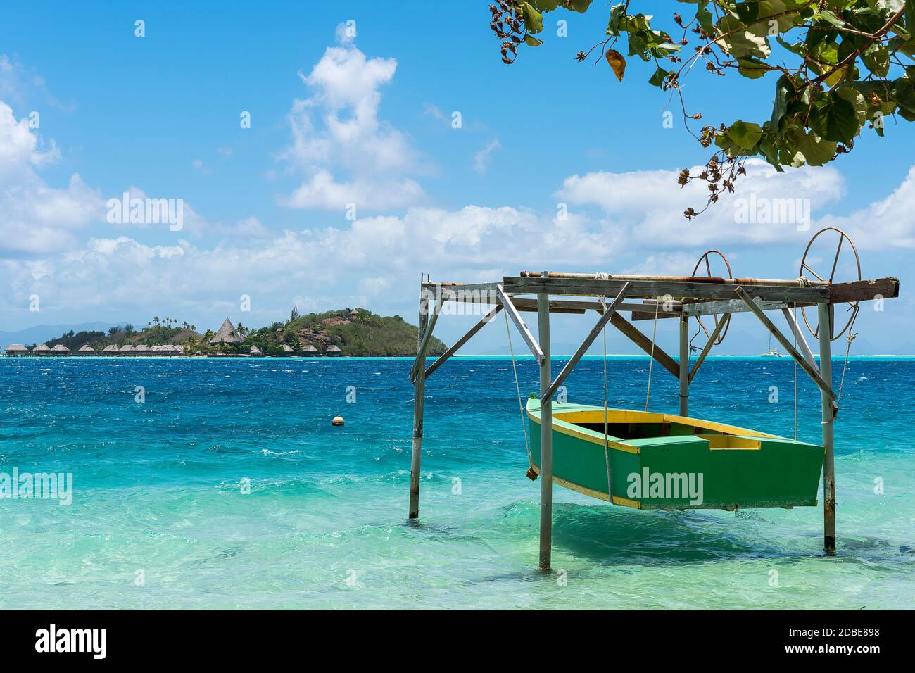 Aufgedocktes Boot mit Ausblick auf Sofitel Bora Bora Private Island, Matira, Bora Bora, Französisch-Polinesien, Ozeanien Foto Stock