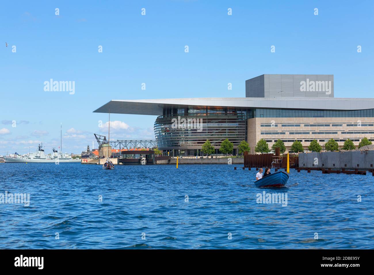 Copenaghen, Danimarca - 22 giugno 2019: Neo futurismo Teatro dell'Opera di Copenaghen, vista dal mare. Si trova sull'isola di Holmen nel centro di Copenhag Foto Stock Copenaghen, Danimarca - 22 giugno 2019: Neo futurismo Teatro dell'Opera di Copenaghen, vista dal mare. Si trova sull'isola di Holmen nel centro di Copenhag Foto Stock