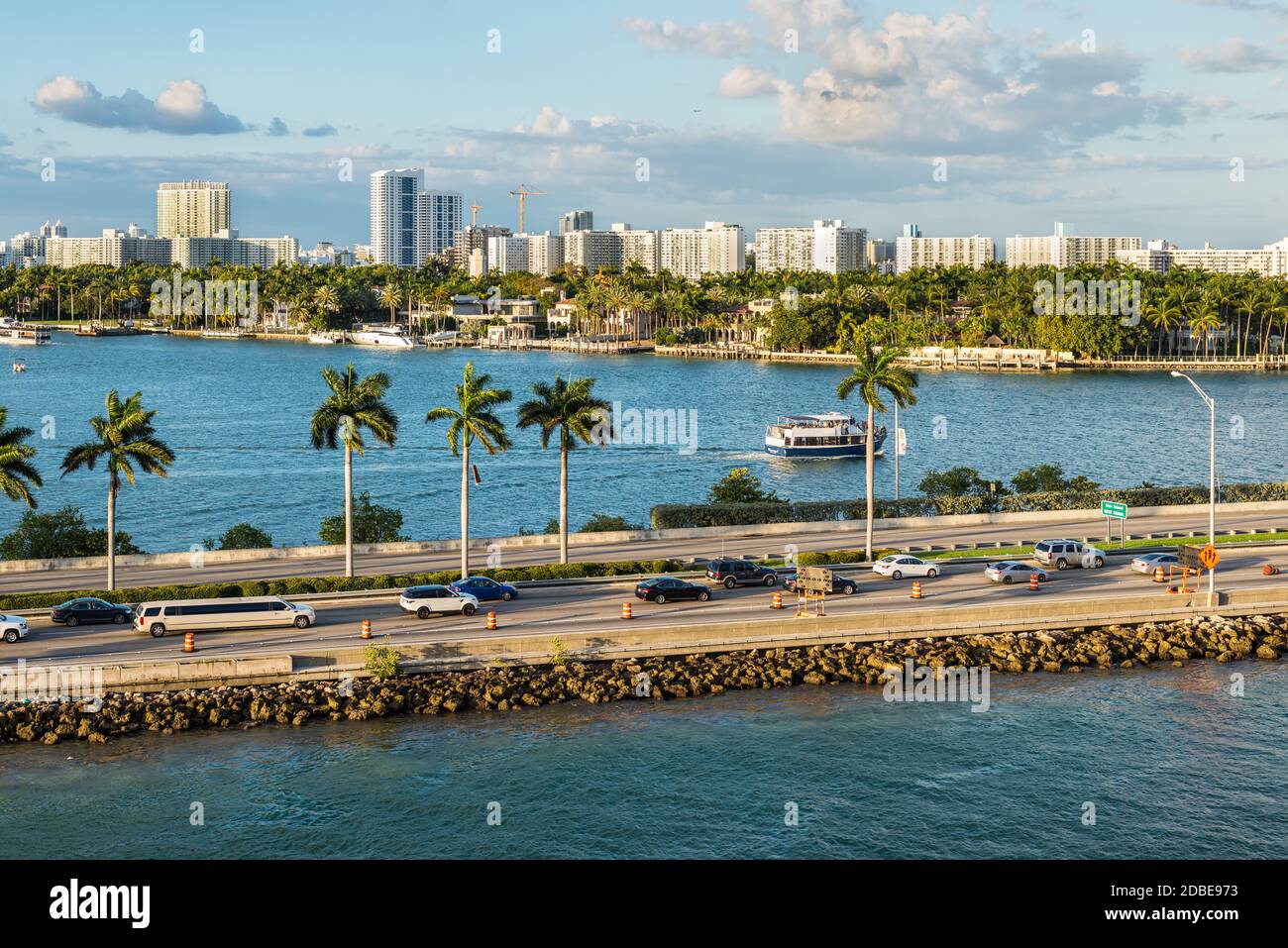 Miami, FL, Stati Uniti - Aprile 20, 2019: MacArthur Causeway a Biscayne Bay a Miami, Florida, Stati Uniti d'America. Il MacArthur Causeway è una colossale sei-lane en Foto Stock