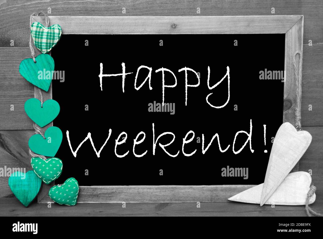 Balkboard con testo inglese Happy Weekend. Sfondo grigio in legno con decorazione colorata Turqouise cuore Foto Stock