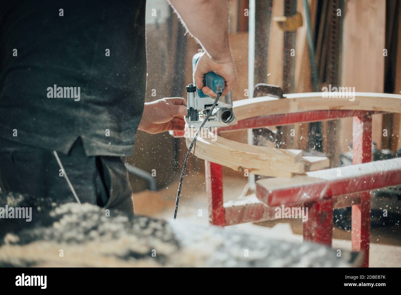 Concetto di Falegnameria, lavorazione del legno e della mobilia, falegname professionale che taglia il legno in un negozio di Falegnameria Foto Stock