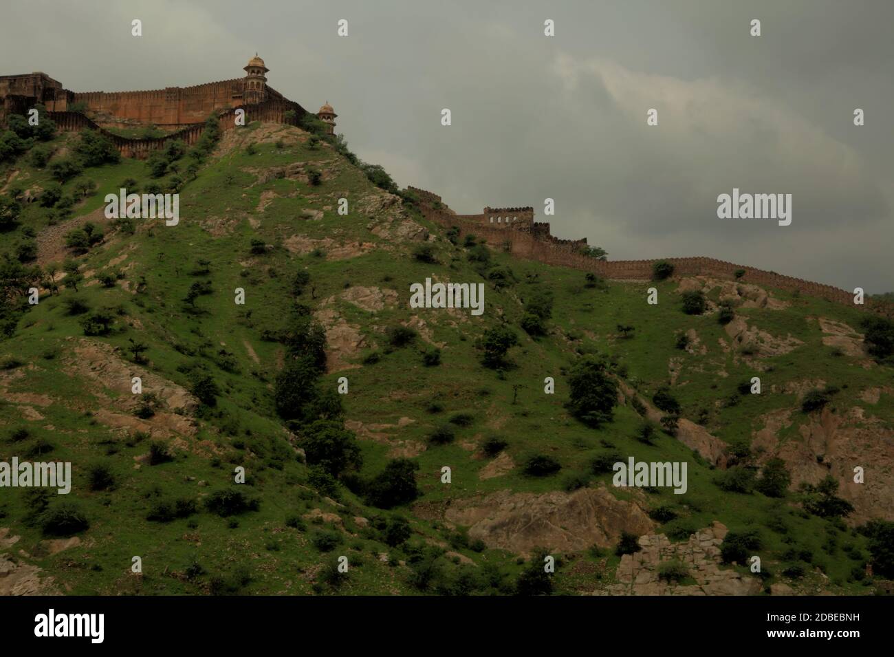 Paesaggio collinare e una parte di Amer Fort in Amer, Rajasthan, India. Foto Stock