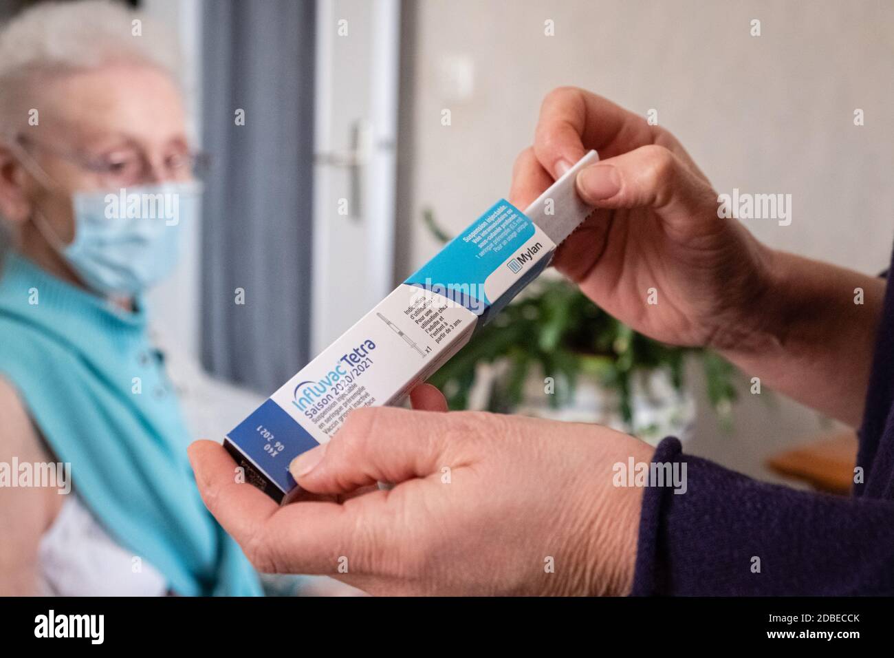 Vaccino influenzale per gli anziani Foto Stock