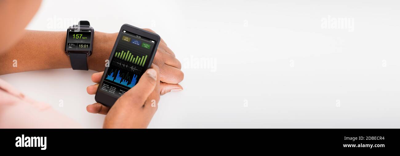 Africano che usa lo smartwatch mobile con l'app Heart Rate Health Foto Stock