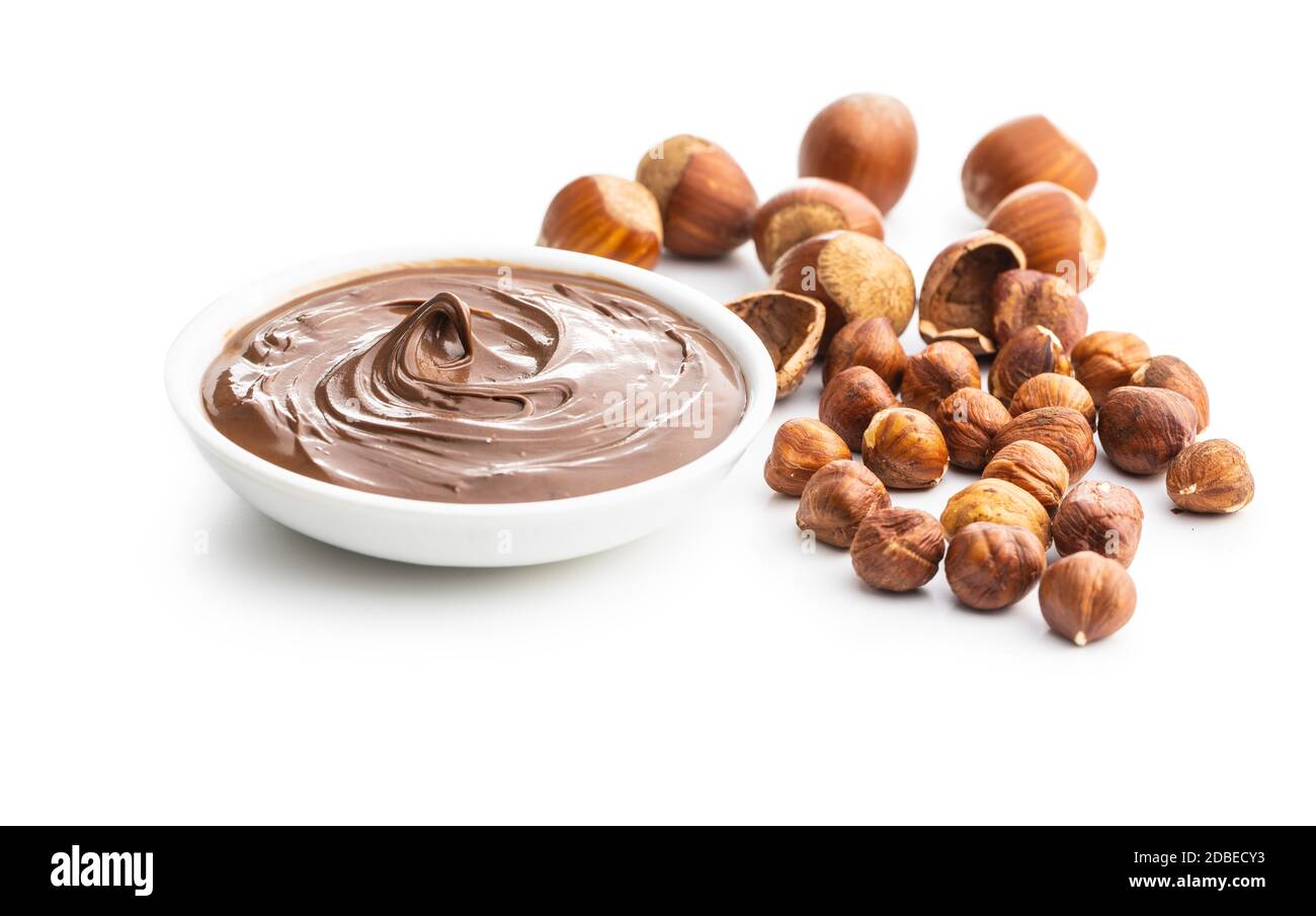 Dolce nocciola spalmata. Crema di cioccolato isolata su sfondo bianco. Foto Stock