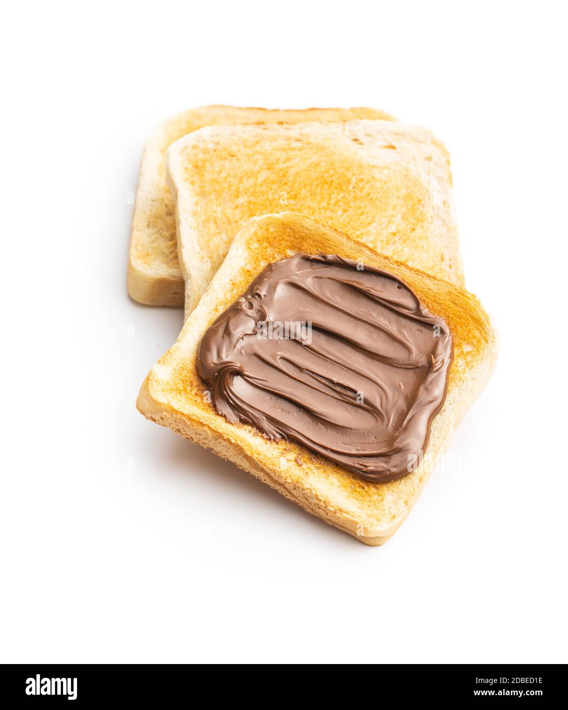 Tostare il pane con la nocciola spalmata. Crema di cioccolato dolce isolato su sfondo bianco. Foto Stock