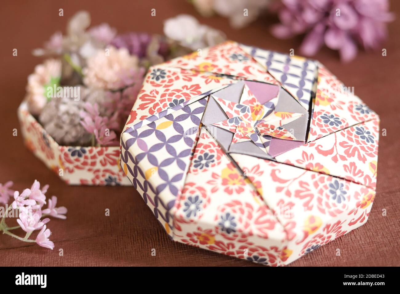 Elegante scatola di origami esagonale con motivo giapponese e coperchio  Foto stock - Alamy