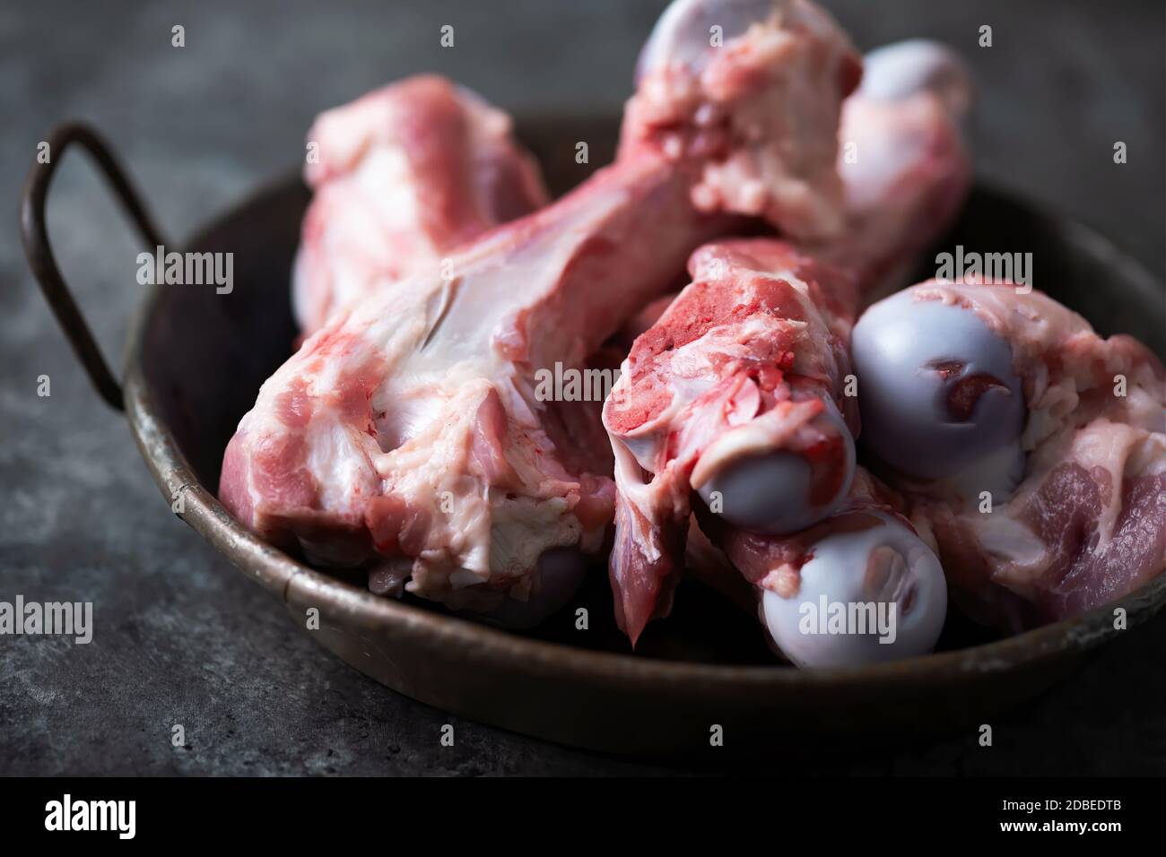 primo piano rustico osso di maiale aromatizzante ingrediente Foto Stock