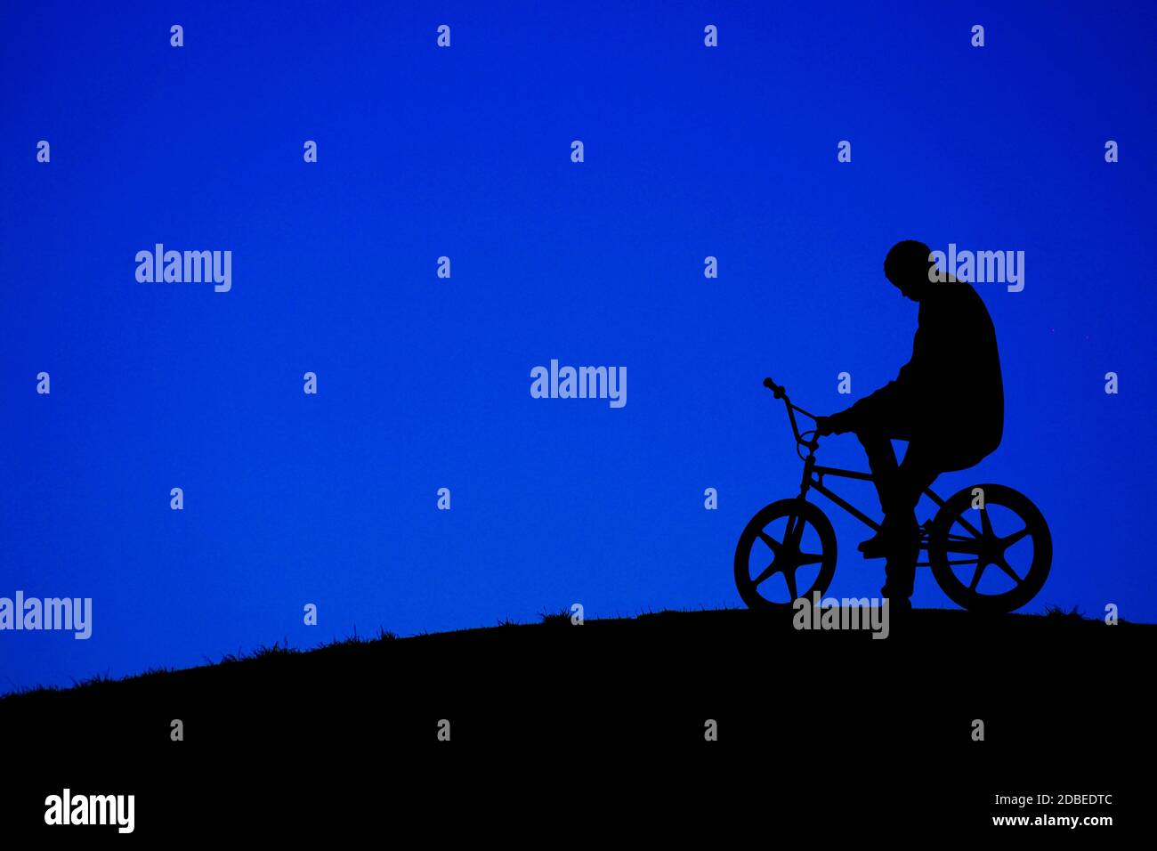 Silhouette di un uomo di una bicicletta Foto Stock