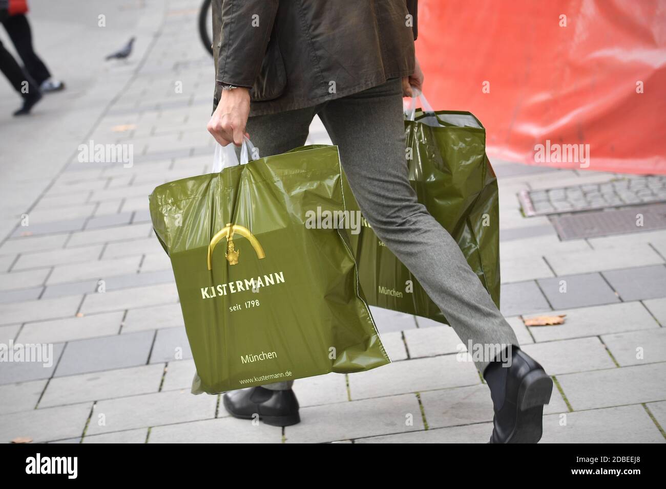 Monaco, Germania. 17 Nov 2020. L'uomo in abiti da lavoro indossa due borse di plastica con shopping, | uso in tutto il mondo Credit: dpa/Alamy Live News Foto Stock