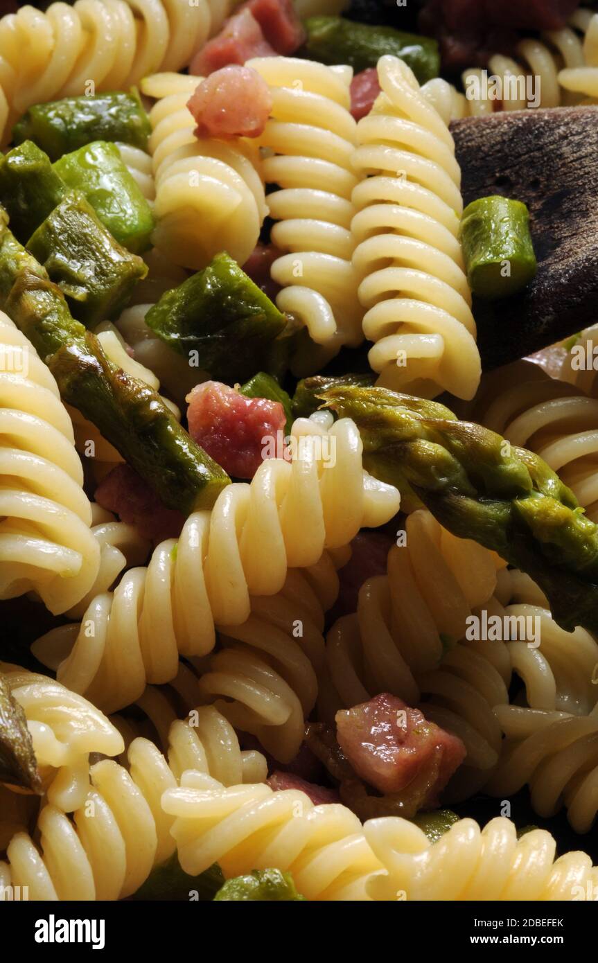 Fusilli con pancetta e asparagi Foto Stock