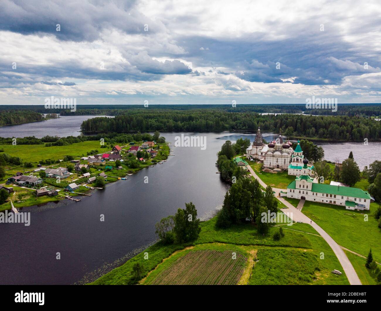 Luglio, 2020 - Anthony-Siya monastero. Monastero russo su una penisola nel mezzo di un lago. Bellissimo paesaggio con templi. Russia Foto Stock