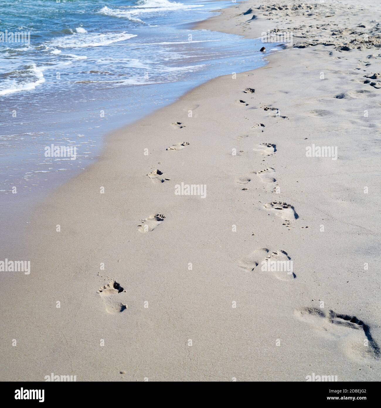Impronte sulla spiaggia della costa polacca del Mar Baltico vicino a Rewal Foto Stock