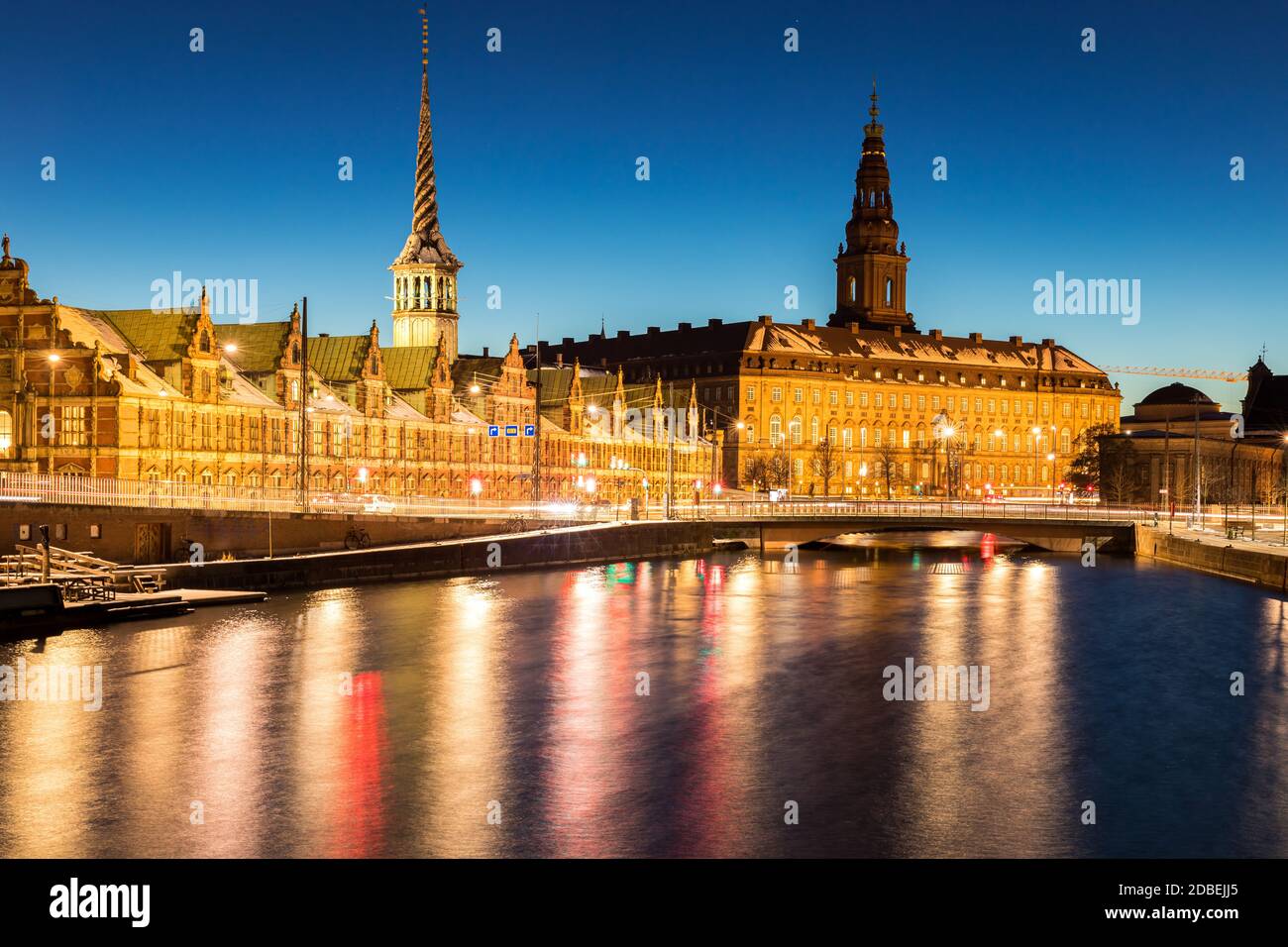 Panorama urbano di Copenhagen con skyline grattacielo edificio centro città al tramonto notte crepuscolo Danimarca Scandinavia in Europa. Punto di riferimento della vita e del nig Foto Stock