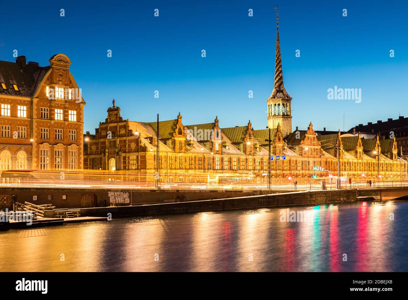Panorama urbano di Copenhagen con skyline grattacielo edificio centro città al tramonto notte crepuscolo Danimarca Scandinavia in Europa. Punto di riferimento della vita e del nig Foto Stock