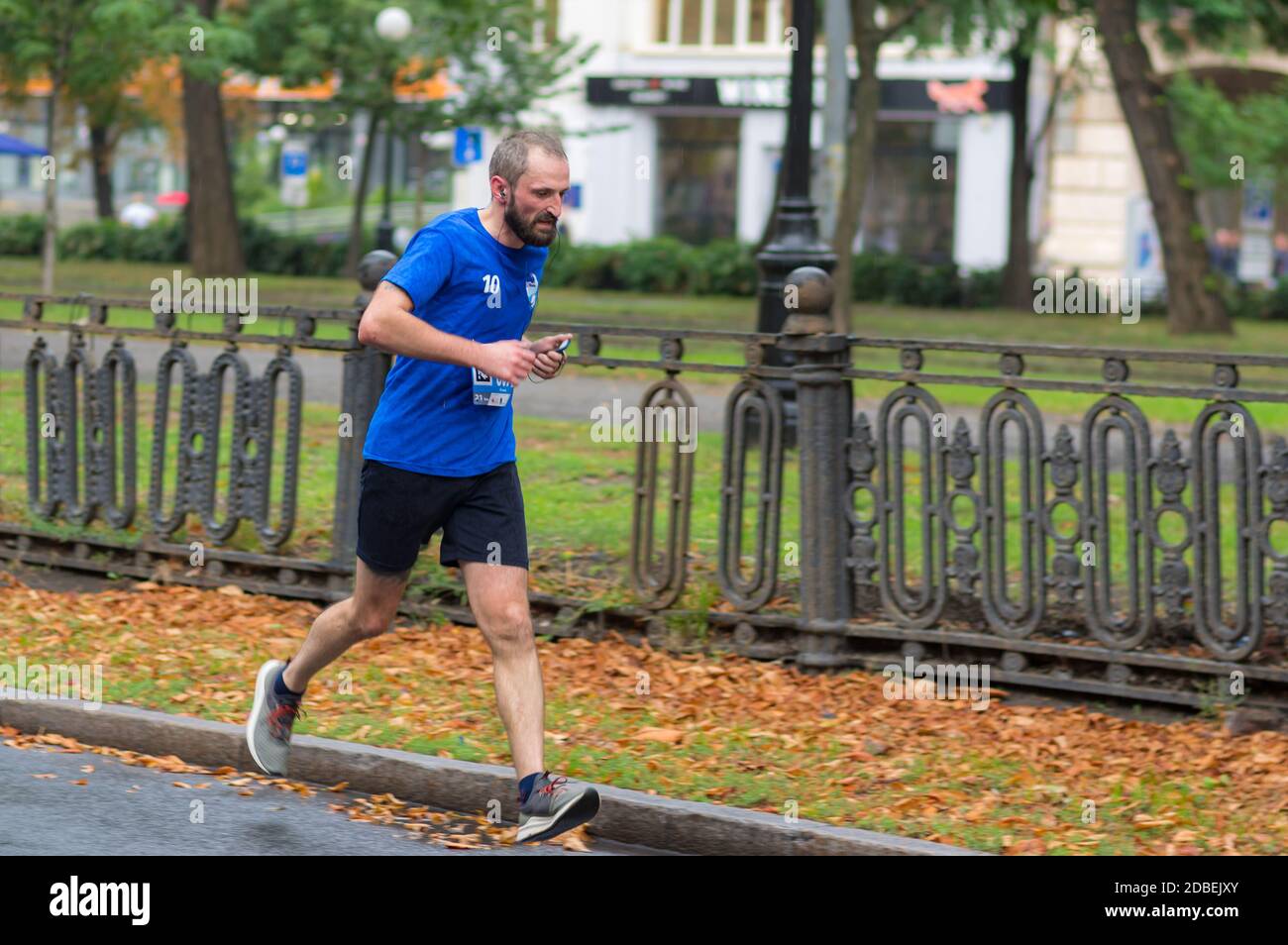 DNIPRO, UCRAINA - 16 SETTEMBRE 2018: Uomo solitario maturo che corre su una strada vuota della città durante la distanza di 21 km di ATB Dnipro Marathon Foto Stock
