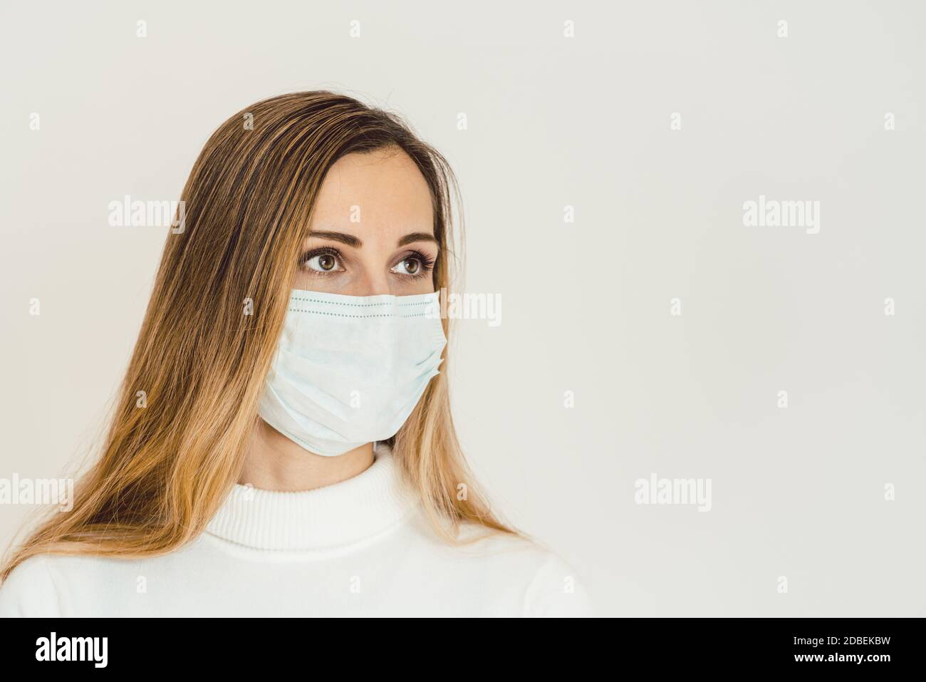 Donna che contempla ciò che si trova davanti durante la crisi di Coronavirus che è preoccupato Foto Stock