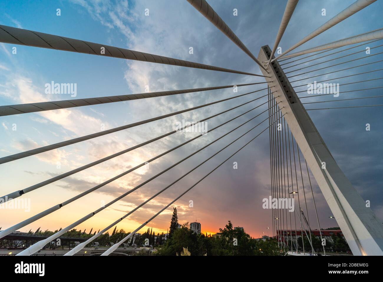 L'impressionante design moderno presenta dodici cavi che sostengono il ponte stradale, mentre ventiquattro sono fissati ai contrappesi. Foto Stock