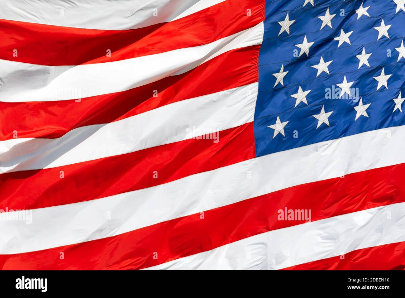 Bandiera americana che oscilla nel vento, bandiera americana in primo piano, bandiera rossa bianca blu all'aperto sotto la luce del sole. Bandiera nazionale degli Stati Uniti d'America. Stelle e strisce degli Stati Uniti Foto Stock