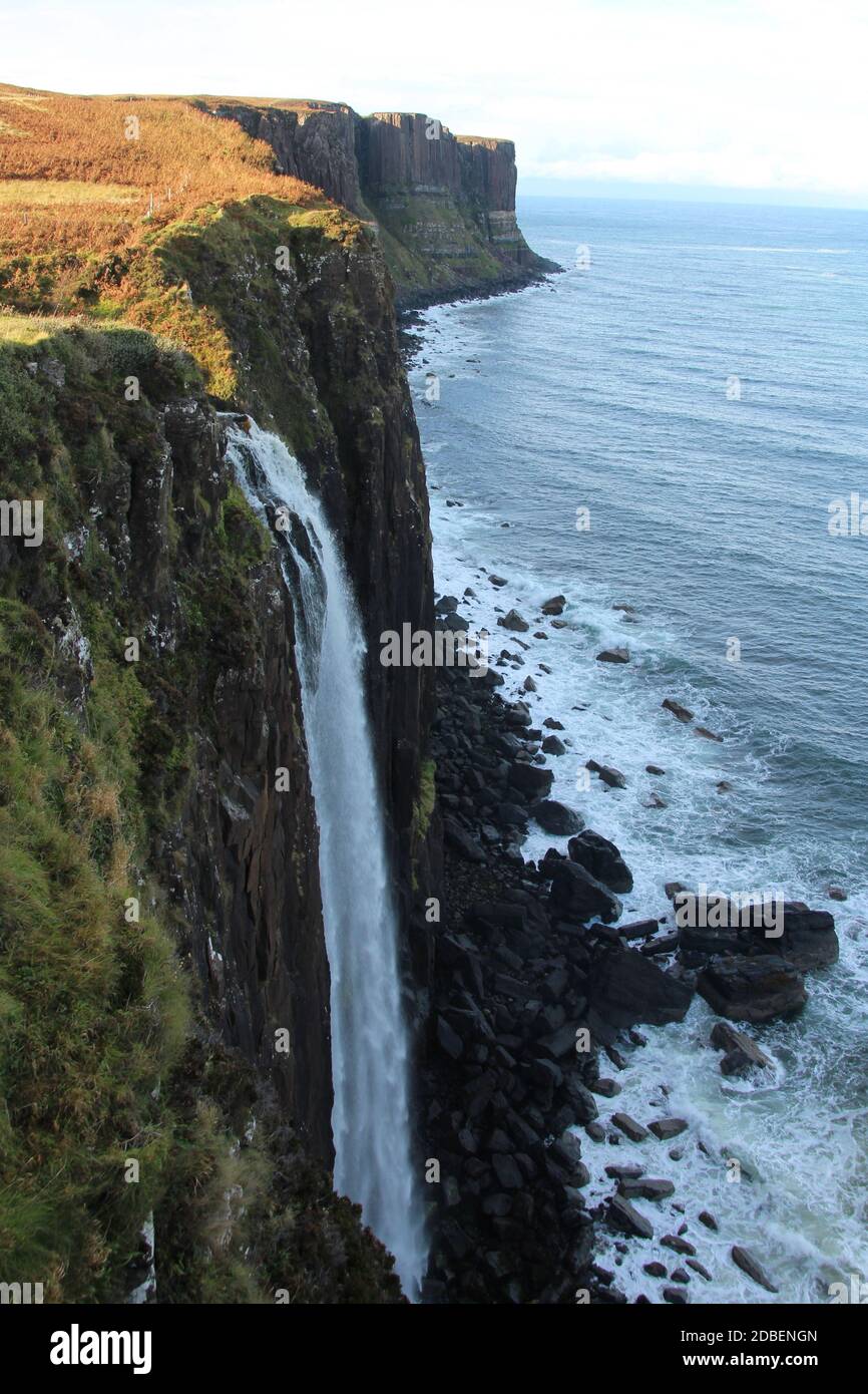 Mealt Falls presso il Kilt Rock è una straordinaria cascata sull'isola di Skye Foto Stock