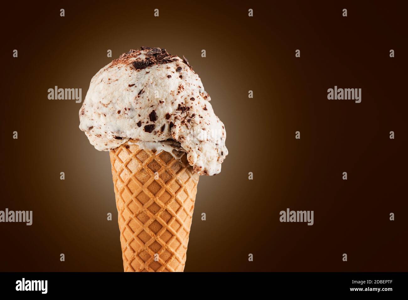 Stracciatella cono gelato su fondo marrone Foto Stock