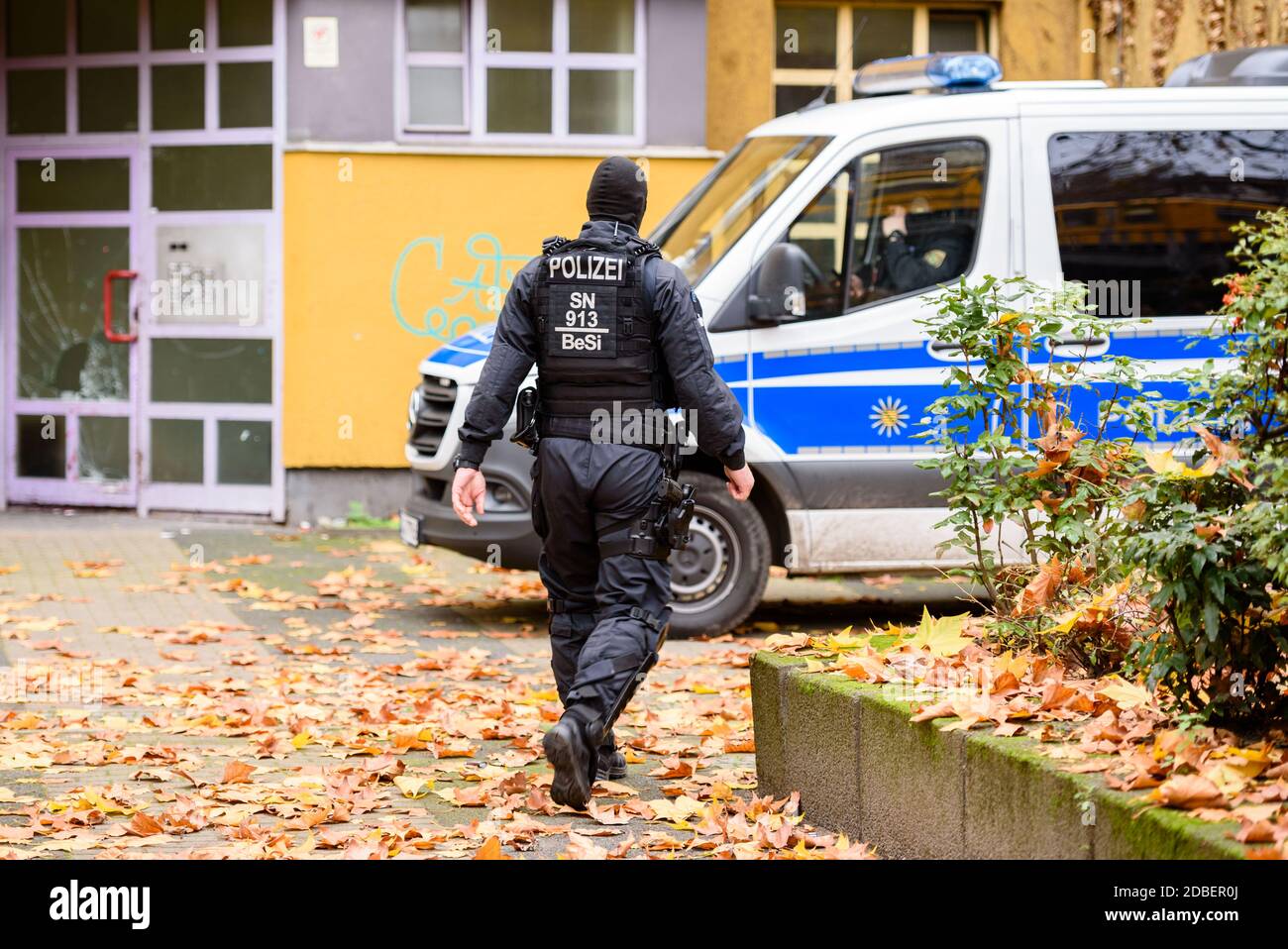 Germania, Berlino, 17 novembre 2020: La polizia può essere vista durante le  incursioni in cui la polizia ha arrestato tre sospetti. Più di 1600  poliziotti sotto la guida di Soko 'Epaulette' sono
