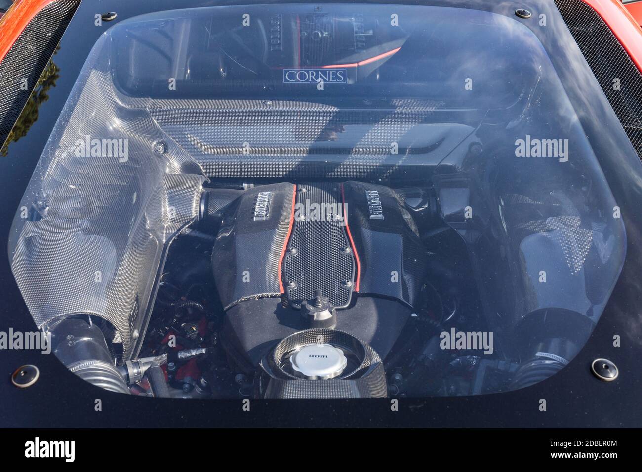 Vista del motore di una ferrari rosso corsa 488 Pista all'aperto sotto il  sole Foto stock - Alamy