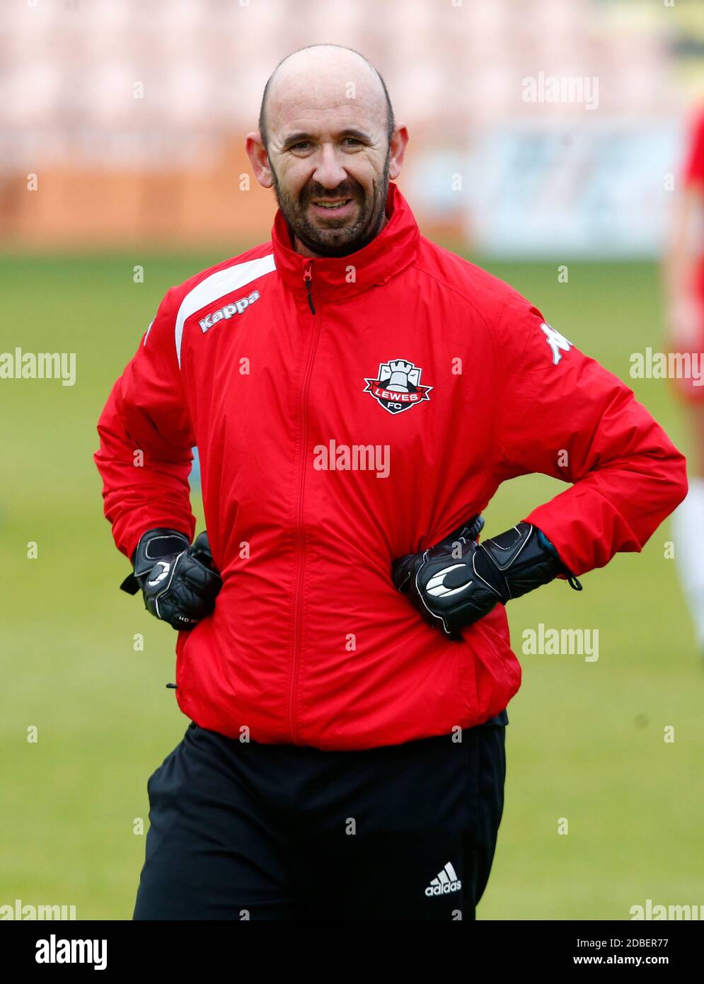 EDGWARE, INGHILTERRA - NOVEMBRE 15: Lee Calendar Goalkeeper Coach of Lewes FC Women durante il campionato femminile fa tra London Bees e Lewes FC Women Foto Stock