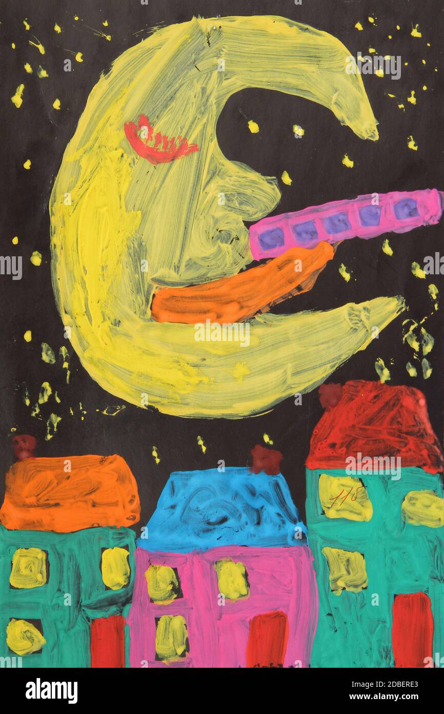 Disegno per bambini della Luna su cielo scuro sulle case della città. Opere d'arte disegnate a mano con la Luna notturna e gli edifici moderni. Disegno di bambino con le case e la vigilia Foto Stock