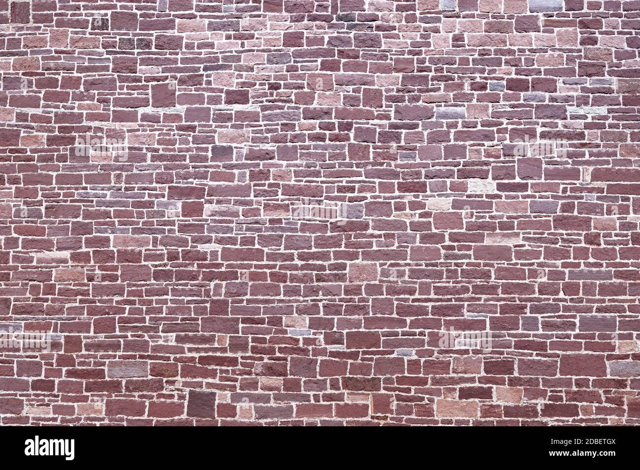 Vecchio rosso marrone a muro di pietra naturale Foto Stock