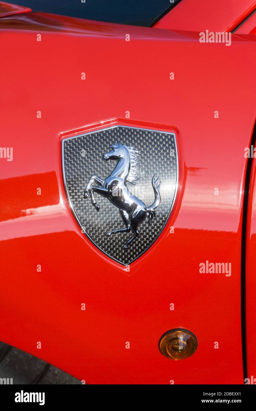 Badge opzionale Ferrari Scuderia Carbon su una ferrari rossa corsa 488 sportiva italiana al di fuori del sole Foto Stock