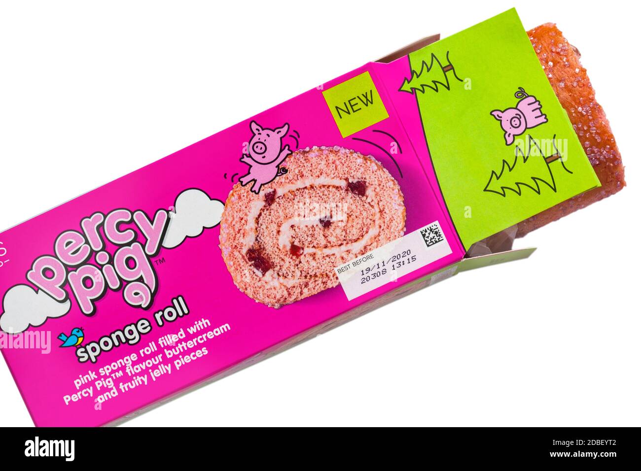 Rotolo di spugna M&S Percy Pig in scatola impostato su Fondo bianco - rotolo di spugna rosa riempito con Percy Pig aromatizzare la crema di burro e le parti di gelatina soffici Foto Stock