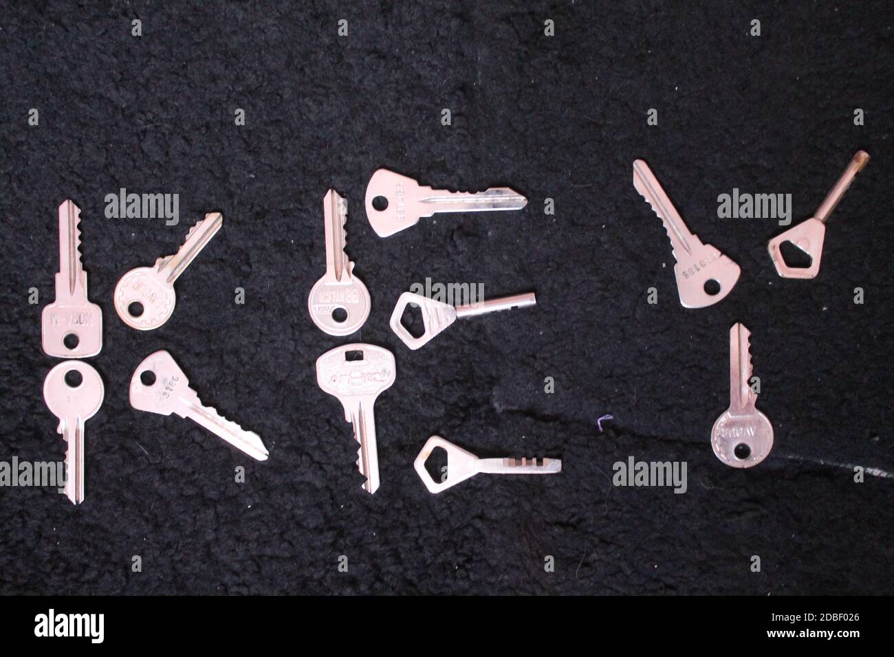 i tasti di lucentezza persi si trovano sullo sfondo nero in forma di parola chiave per decorazione Foto Stock