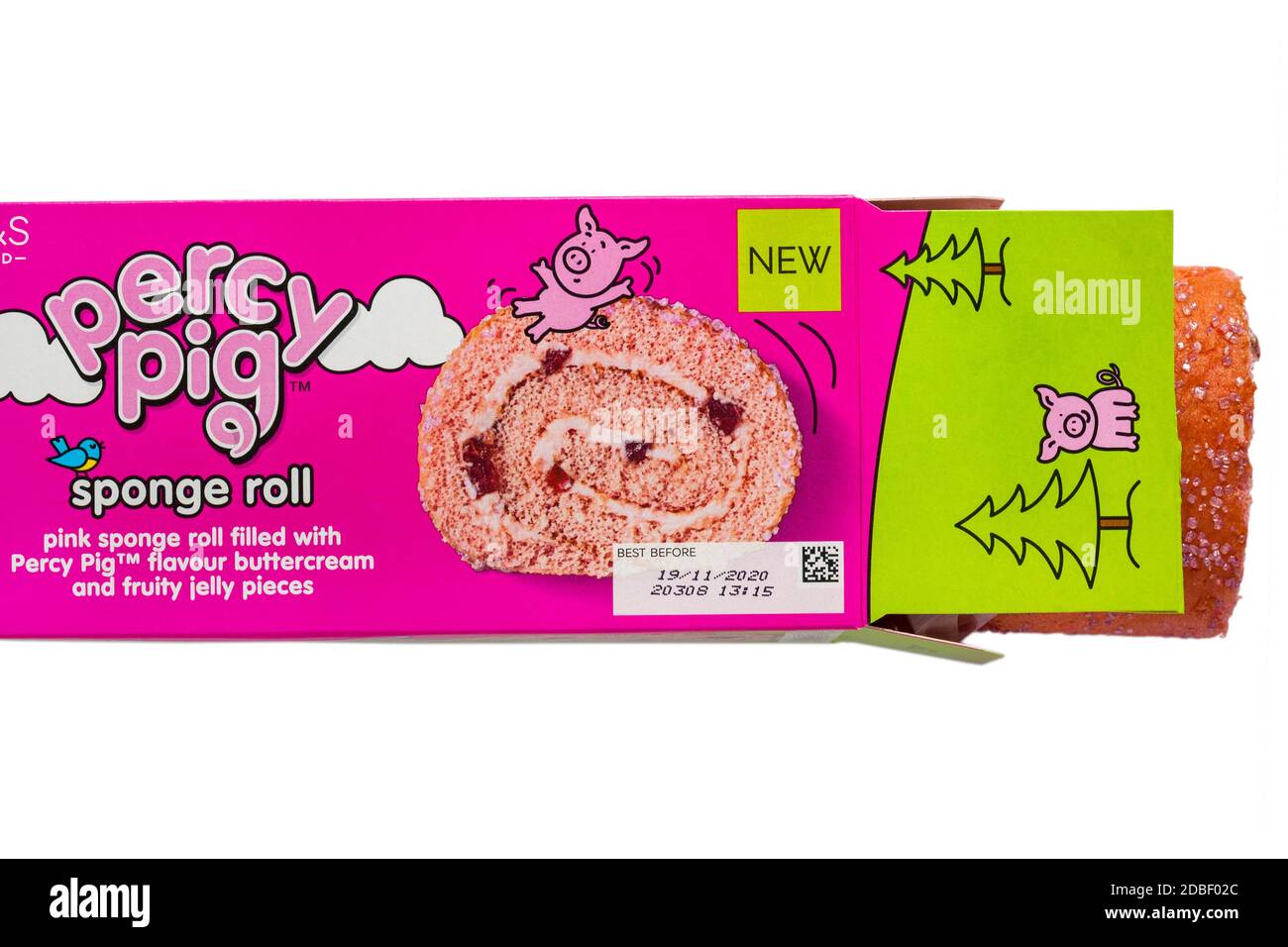 Rotolo di spugna M&S Percy Pig in scatola impostato su Fondo bianco - rotolo di spugna rosa riempito con Percy Pig aromatizzare la crema di burro e le parti di gelatina soffici Foto Stock
