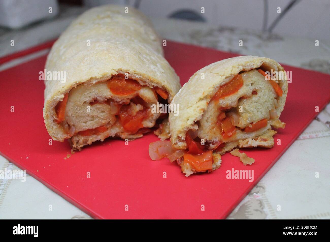 arrotolare ripieno succosa verdure colorate calde e crosta preparare per ora di pranzo Foto Stock