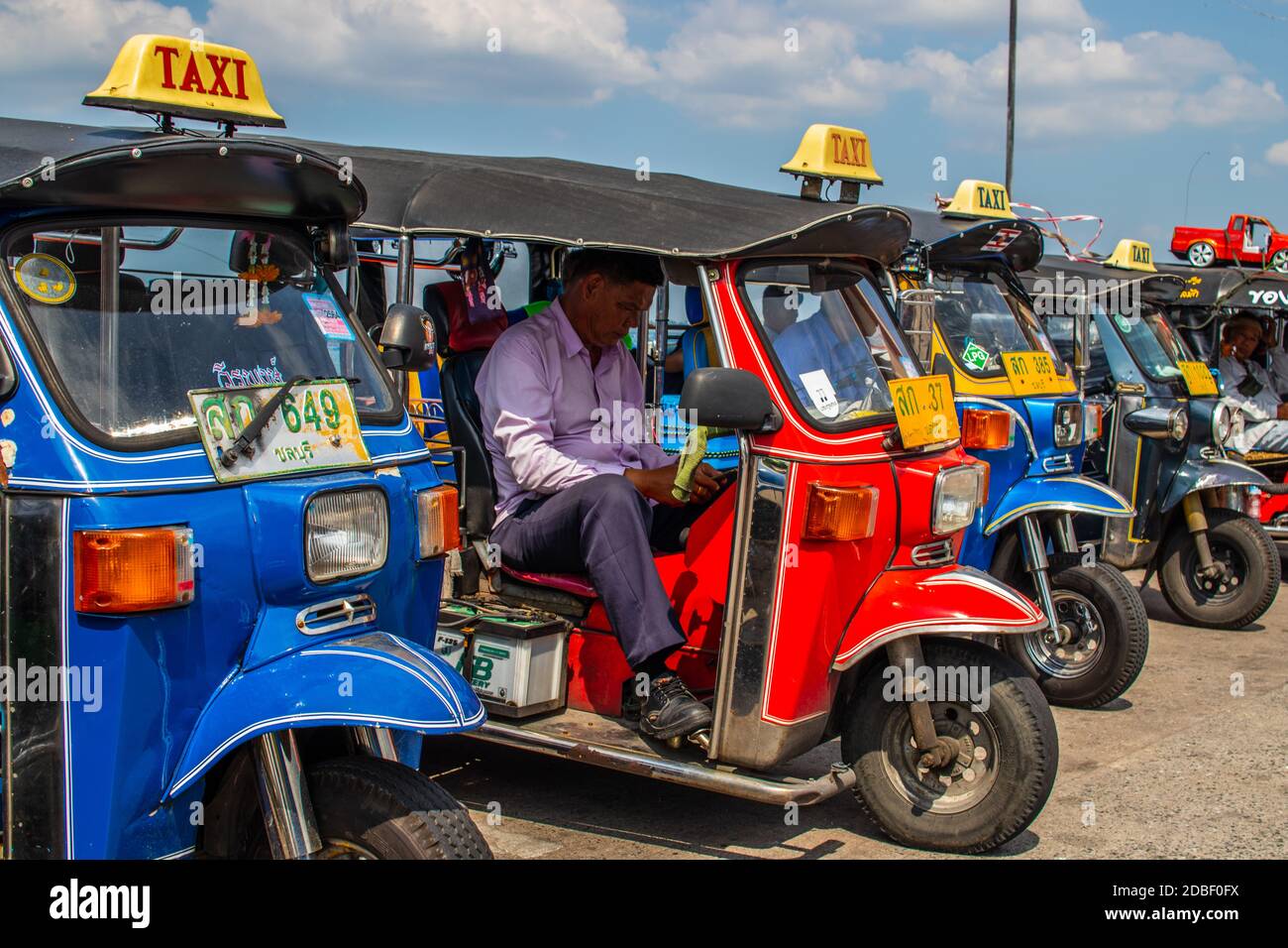 Tuk Tuk friver aspetta il costumer Foto Stock