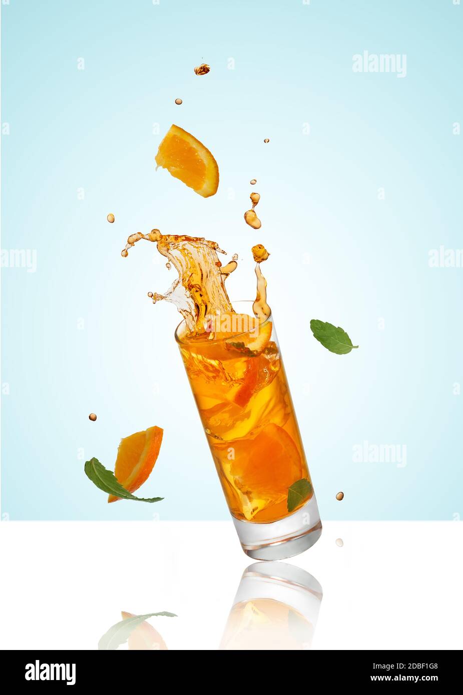 Cocktail di frutta fresca con paglia su sfondo bianco. Foto Stock