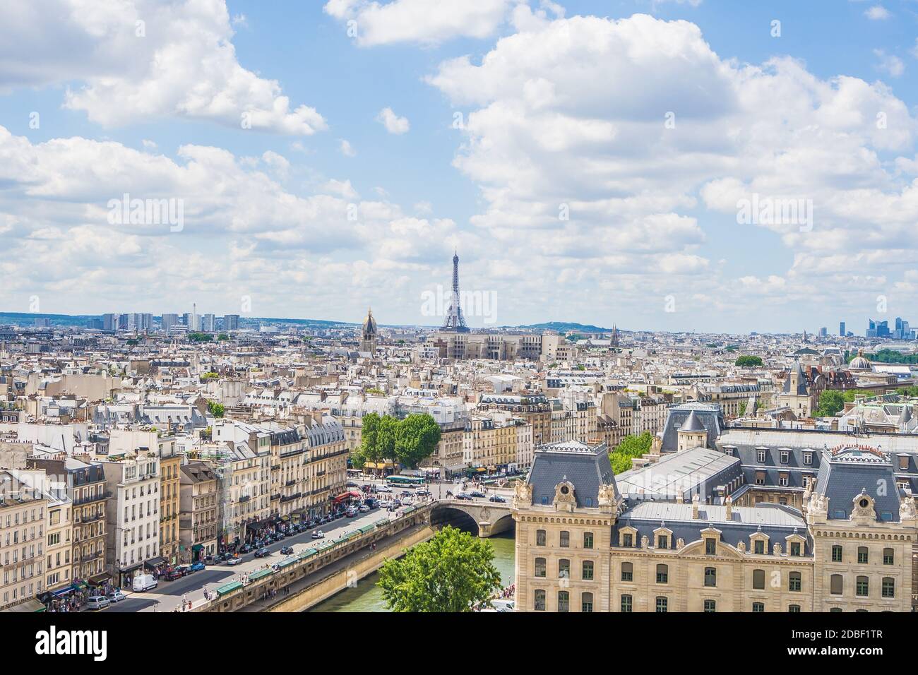 La foto mostra la città di Parigi di giorno dalla famosa cattedrale di Notre-Dame de Paris. Foto Stock