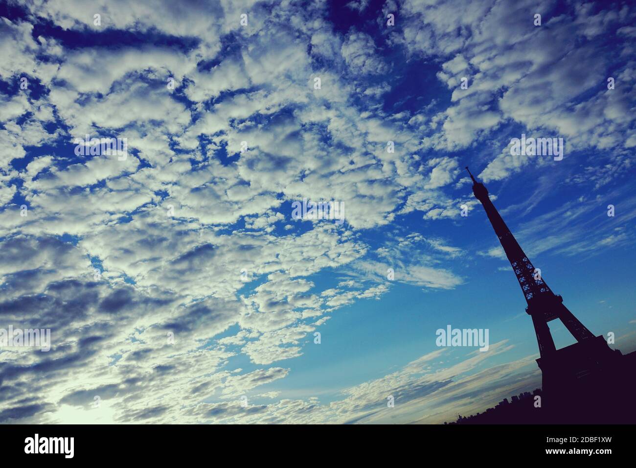 Torre Eiffel da un punto di vista diverso, in una bella mattina nuvolosa Foto Stock
