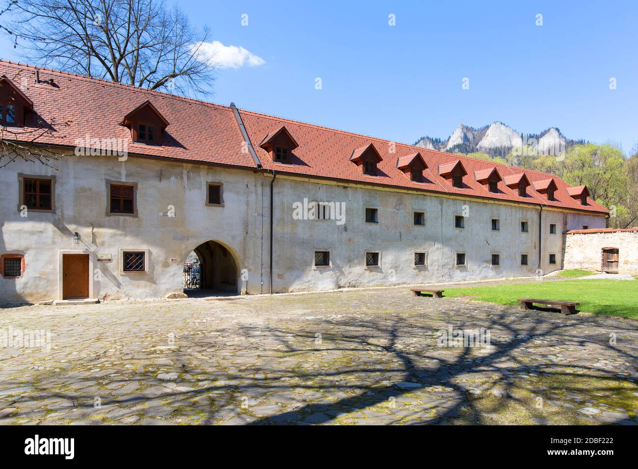 14 ° secolo Monastero Rosso, cortile che circonda la parete e vista sul Massiccio delle tre corone, Slovacchia Foto Stock