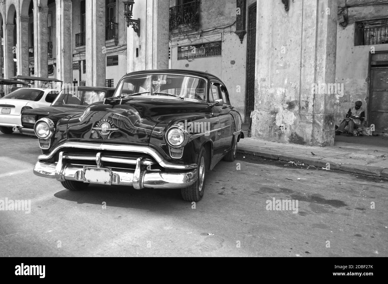 Auto d'epoca nera classica in una strada di l'Avana, Cuba Foto Stock