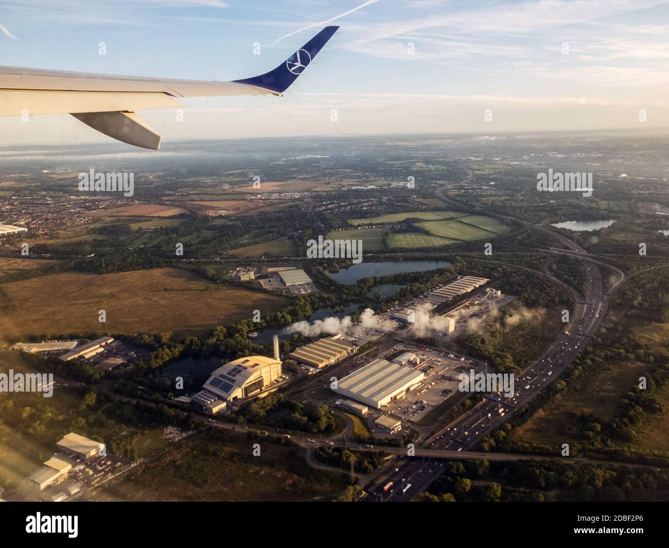LOT Airlines B737-800 decolli da Londra Heathrow a Varsavia, Polonia, visto dal finestrino destro della cabina del passeggero su un volo mattutino. Foto Stock