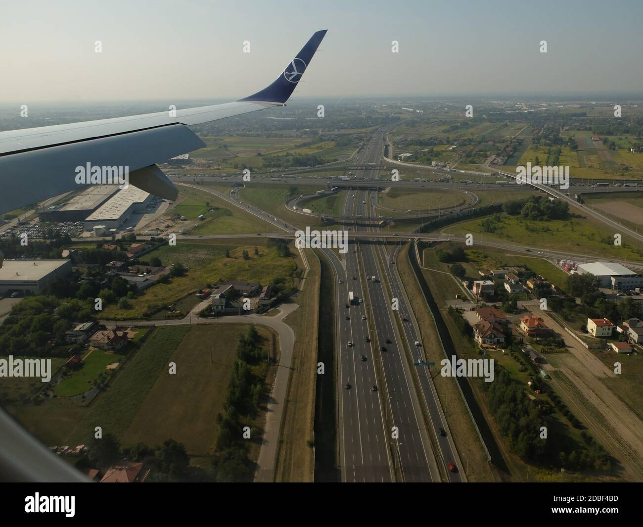 Si avvicina IL volo DELLA LOT Airlines B737-800 da Londra Heathrow a Varsavia, Polonia Aeroporto di Chopin, Varsavia visto dal finestrino lato destro dell'abitacolo o Foto Stock