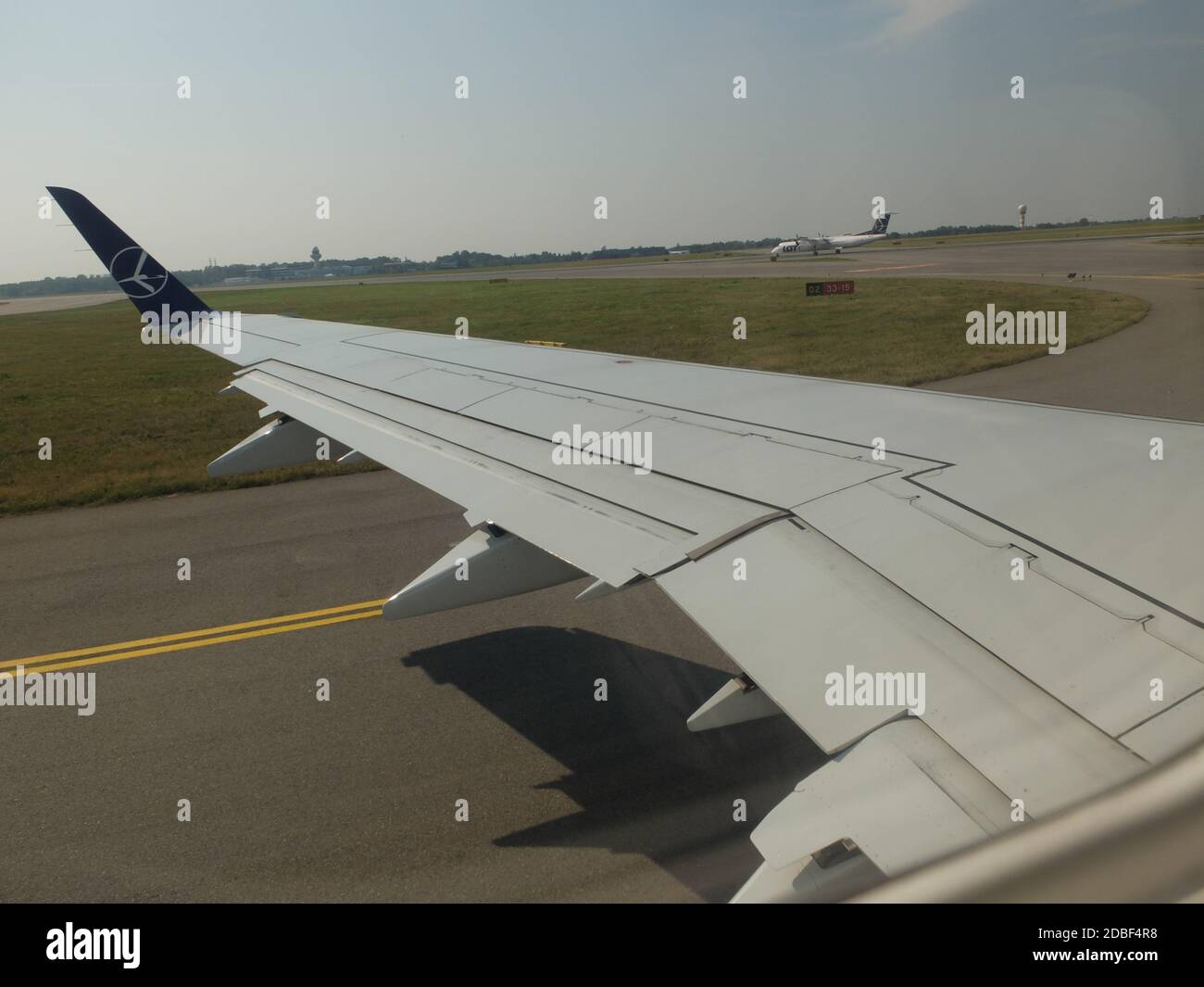 IL volo DELLA LOT Airlines B737-800 da Varsavia, Polonia a Podgorica, Montenegro ruota e. Decollo dalla pista dell'aeroporto di Chopin, Varsavia come visto da sinistra h Foto Stock