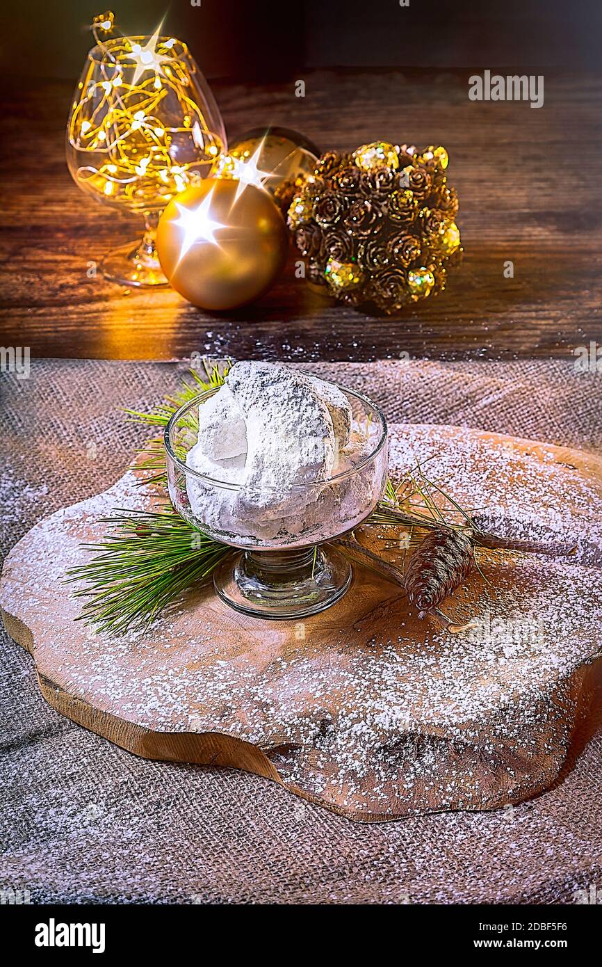 Kourabiedes è un dessert greco tradizionale al tempo di Natale servito con mandorle, frutta a guscio, brandy e vaniglia. Cosparso di zucchero a velo per immit Foto Stock