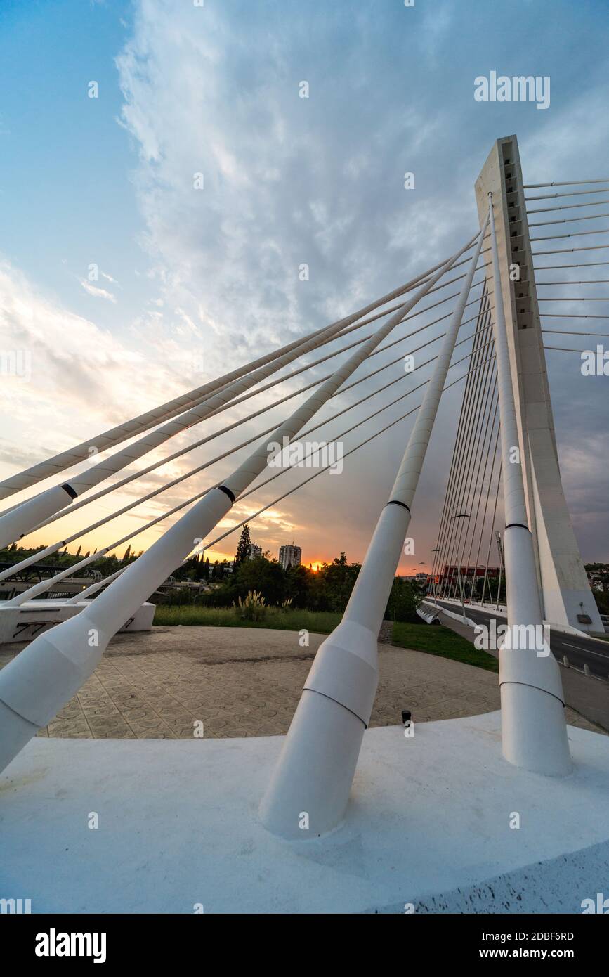 L'impressionante design moderno con dodici cavi che sostengono il ponte stradale, mentre ventiquattro sono attaccati ai contrappesi. Creando un Foto Stock